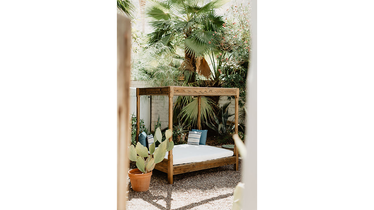 | Limnos Outdoor Bed Portrait 2